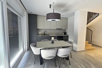 Modernes Reihenhaus, Vabriga