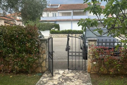 Vrstna hiša z bazenom, Karigador