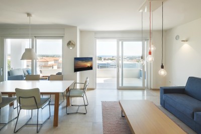 Trosoban stan na dobroj lokaciji sa prekrasnim pogledom na more