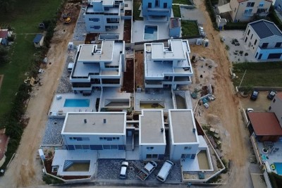 Moderna vrstna hiša, Vabriga