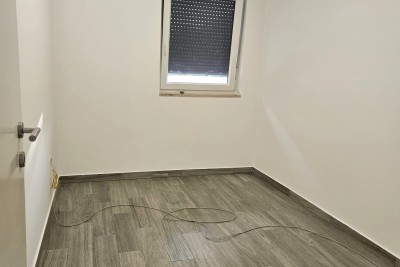PRILIKA!! Stan u prizemlju na TOP lokaciji