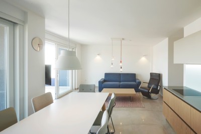 Trosoban stan na dobroj lokaciji sa prekrasnim pogledom na more