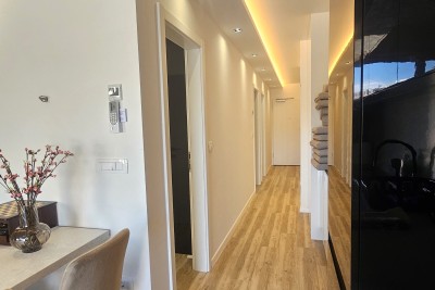 Moderno opremljen stan na dobroj lokaciji, Novigrad