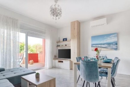 Casa a schiera con piscina, Valica