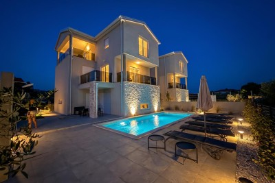 NOVO!! Villa s bazenom i pogledom na more