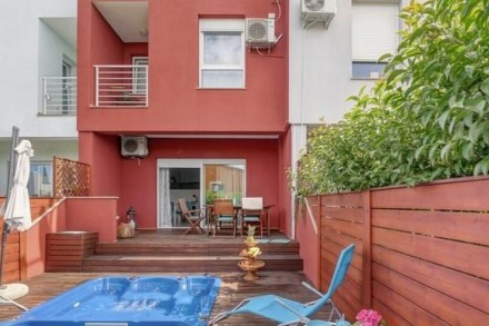 Vrstna hiša z bazenom, Valica