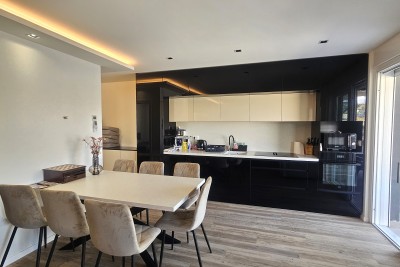 Moderno opremljen stan na dobroj lokaciji, Novigrad