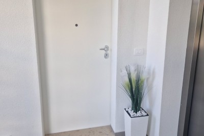 Luksuzni stan sa grijanim bazenom na dobroj lokaciji
