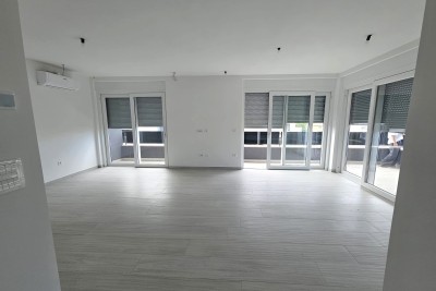 Wohnung im ersten Stock mit Dachterrasse, Vabriga (S3)