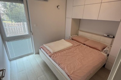 Jednosoban stan u prizemlju, Mareda